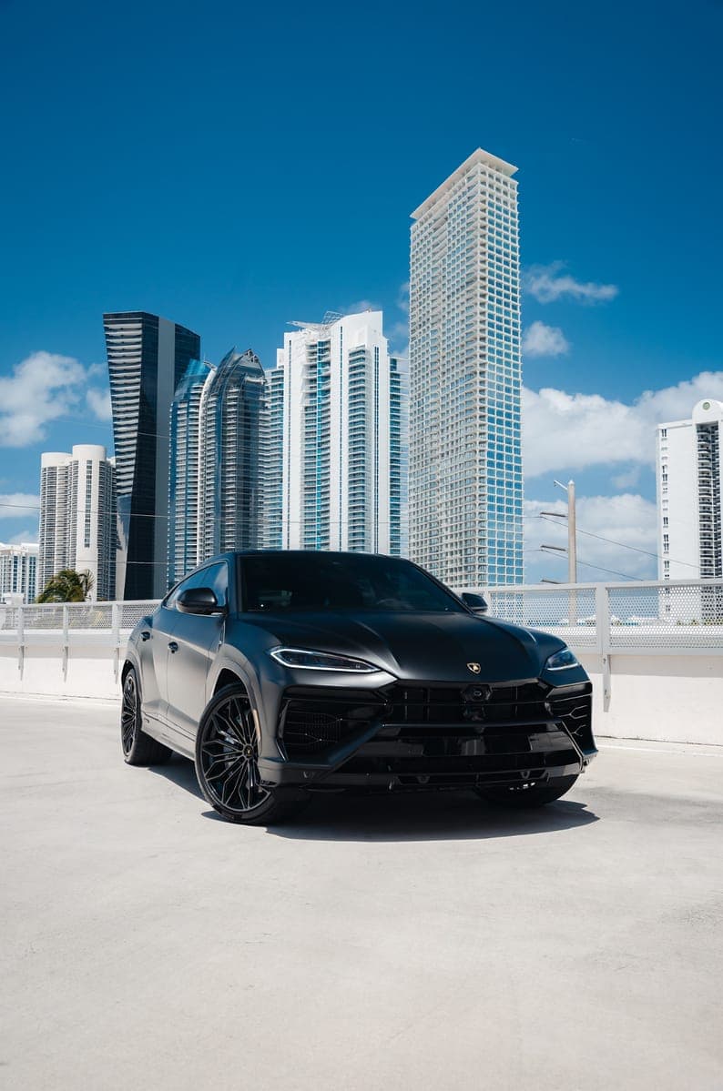 Lamborghini Urus SE in Nero Noctis matte